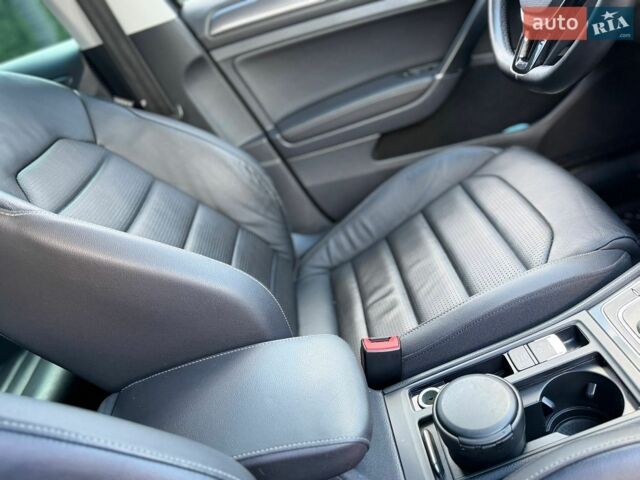 Серый Фольксваген e-Golf, объемом двигателя 0 л и пробегом 119 тыс. км за 13900 $, фото 32 на Automoto.ua