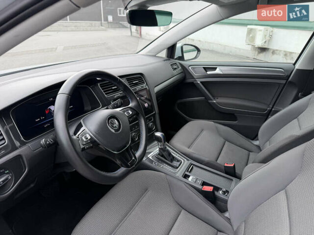 Серый Фольксваген e-Golf, объемом двигателя 0 л и пробегом 98 тыс. км за 12300 $, фото 12 на Automoto.ua