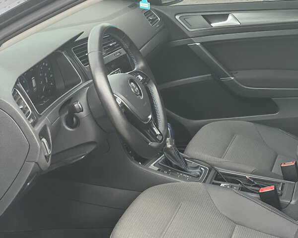 Серый Фольксваген e-Golf, объемом двигателя 0 л и пробегом 57 тыс. км за 14800 $, фото 4 на Automoto.ua