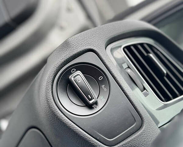 Серый Фольксваген e-Golf, объемом двигателя 0 л и пробегом 148 тыс. км за 12350 $, фото 42 на Automoto.ua