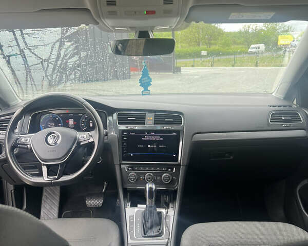 Серый Фольксваген e-Golf, объемом двигателя 0 л и пробегом 57 тыс. км за 14800 $, фото 9 на Automoto.ua