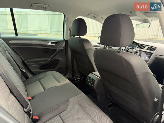 Серый Фольксваген e-Golf, объемом двигателя 0 л и пробегом 98 тыс. км за 12300 $, фото 10 на Automoto.ua