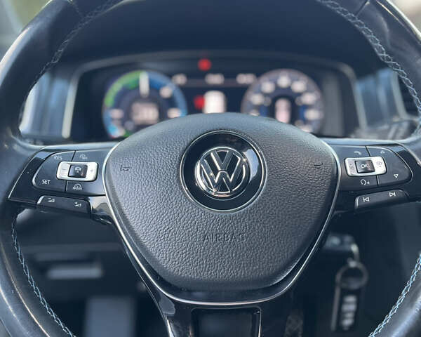 Серый Фольксваген e-Golf, объемом двигателя 0 л и пробегом 114 тыс. км за 12500 $, фото 22 на Automoto.ua