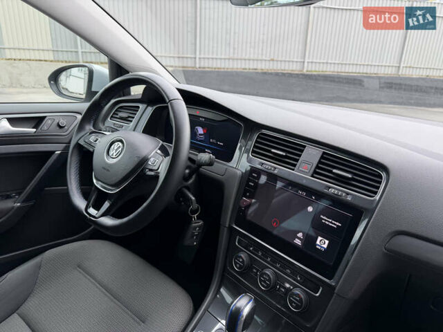 Серый Фольксваген e-Golf, объемом двигателя 0 л и пробегом 98 тыс. км за 12300 $, фото 8 на Automoto.ua