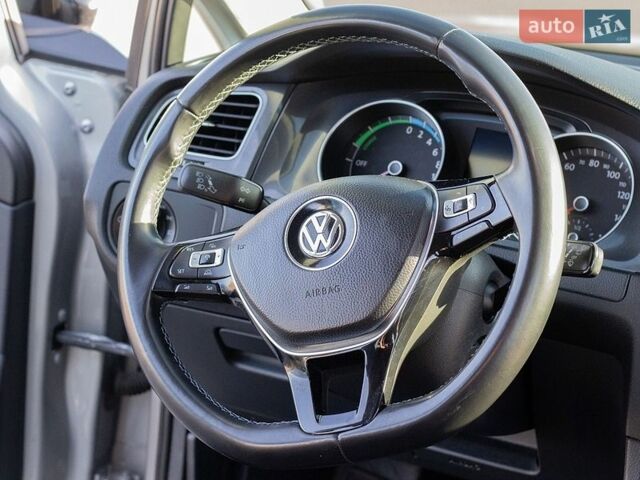 Серый Фольксваген e-Golf, объемом двигателя 0 л и пробегом 162 тыс. км за 13500 $, фото 37 на Automoto.ua