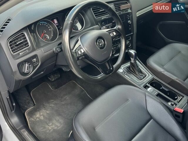 Серый Фольксваген e-Golf, объемом двигателя 0 л и пробегом 71 тыс. км за 12000 $, фото 4 на Automoto.ua