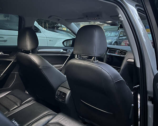 Серый Фольксваген e-Golf, объемом двигателя 0 л и пробегом 103 тыс. км за 15300 $, фото 17 на Automoto.ua