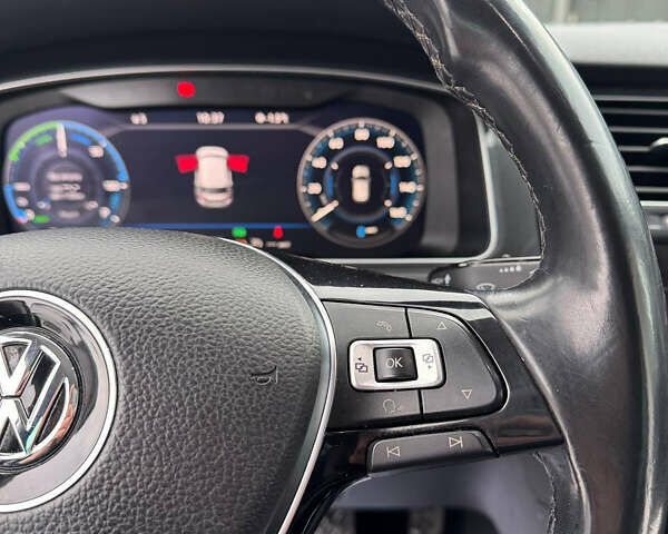 Серый Фольксваген e-Golf, объемом двигателя 0 л и пробегом 148 тыс. км за 12350 $, фото 46 на Automoto.ua