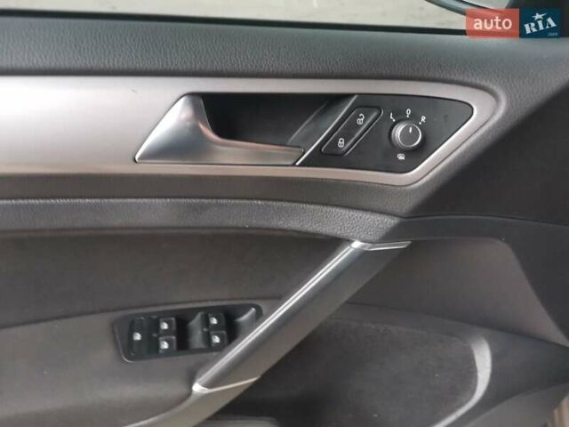 Серый Фольксваген e-Golf, объемом двигателя 0 л и пробегом 71 тыс. км за 11200 $, фото 10 на Automoto.ua