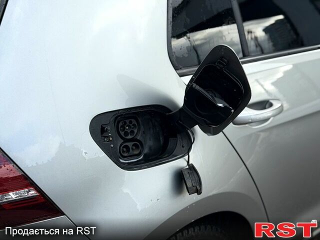 Серый Фольксваген e-Golf, объемом двигателя 0 л и пробегом 177 тыс. км за 10000 $, фото 4 на Automoto.ua