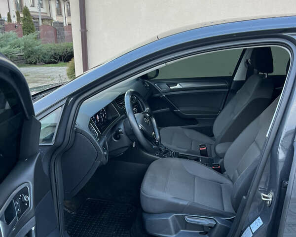 Серый Фольксваген e-Golf, объемом двигателя 0 л и пробегом 114 тыс. км за 12500 $, фото 18 на Automoto.ua