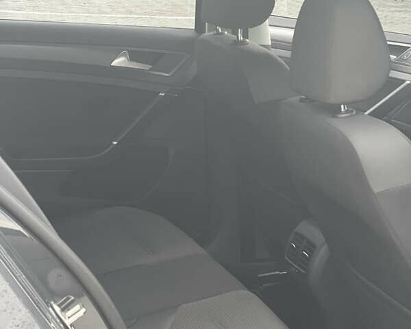 Серый Фольксваген e-Golf, объемом двигателя 0 л и пробегом 57 тыс. км за 14800 $, фото 7 на Automoto.ua