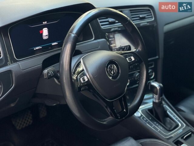 Серый Фольксваген e-Golf, объемом двигателя 0 л и пробегом 140 тыс. км за 13500 $, фото 15 на Automoto.ua