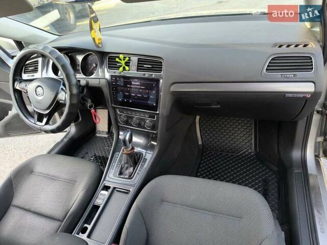 Серый Фольксваген e-Golf, объемом двигателя 0 л и пробегом 85 тыс. км за 14500 $, фото 9 на Automoto.ua