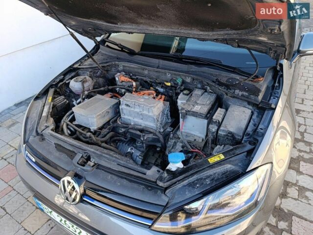 Серый Фольксваген e-Golf, объемом двигателя 0 л и пробегом 152 тыс. км за 13900 $, фото 21 на Automoto.ua