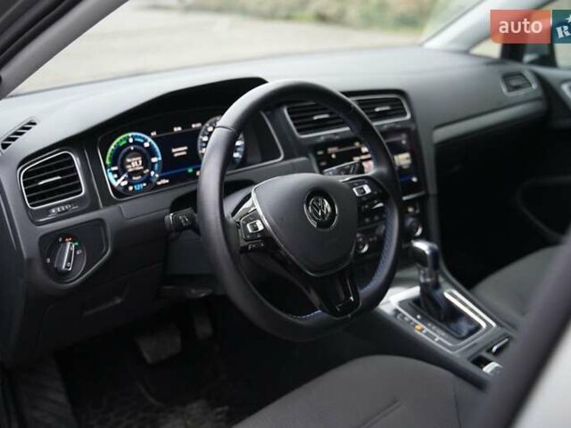 Серый Фольксваген e-Golf, объемом двигателя 0 л и пробегом 28 тыс. км за 12900 $, фото 10 на Automoto.ua