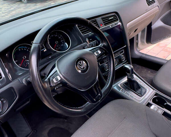 Серый Фольксваген e-Golf, объемом двигателя 0 л и пробегом 178 тыс. км за 12000 $, фото 3 на Automoto.ua