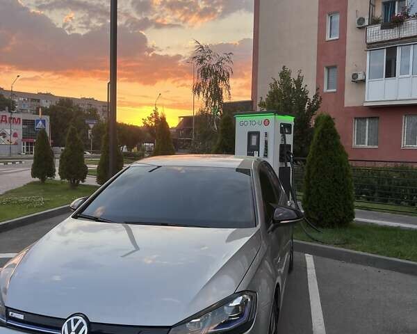 Серый Фольксваген e-Golf, объемом двигателя 0 л и пробегом 103 тыс. км за 15300 $, фото 2 на Automoto.ua