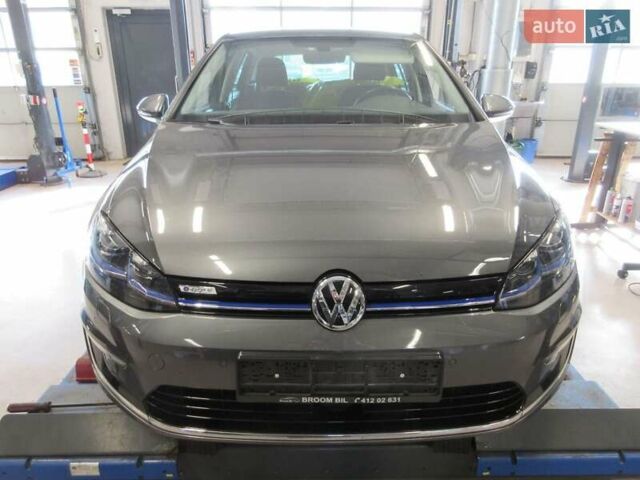 Серый Фольксваген e-Golf, объемом двигателя 0 л и пробегом 141 тыс. км за 13399 $, фото 4 на Automoto.ua