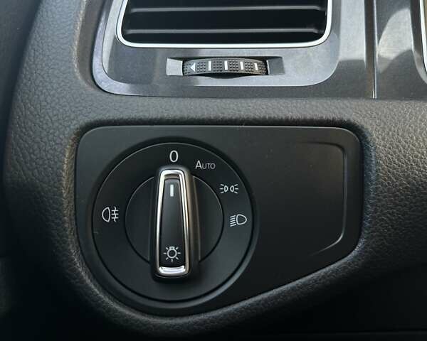 Серый Фольксваген e-Golf, объемом двигателя 0 л и пробегом 114 тыс. км за 15500 $, фото 17 на Automoto.ua