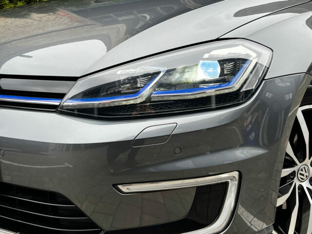 Серый Фольксваген e-Golf, объемом двигателя 0 л и пробегом 66 тыс. км за 16290 $, фото 1 на Automoto.ua