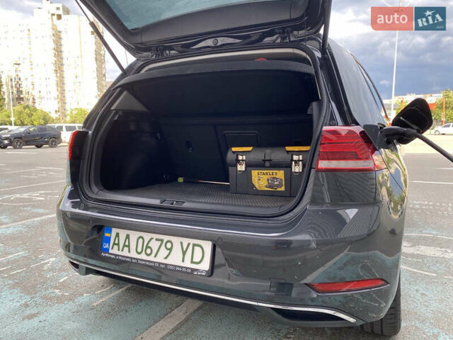 Серый Фольксваген e-Golf, объемом двигателя 0 л и пробегом 60 тыс. км за 16500 $, фото 17 на Automoto.ua