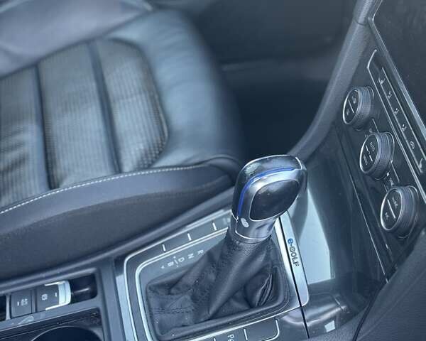 Серый Фольксваген e-Golf, объемом двигателя 0 л и пробегом 92 тыс. км за 19100 $, фото 19 на Automoto.ua