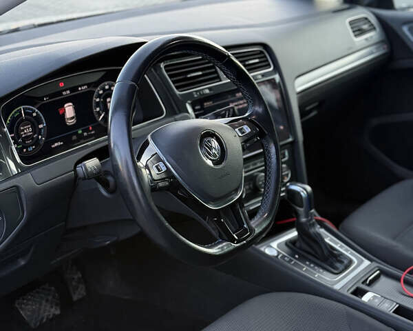 Серый Фольксваген e-Golf, объемом двигателя 0 л и пробегом 94 тыс. км за 12200 $, фото 10 на Automoto.ua