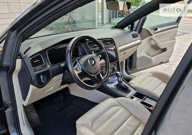 Серый Фольксваген e-Golf, объемом двигателя 0 л и пробегом 53 тыс. км за 15500 $, фото 6 на Automoto.ua