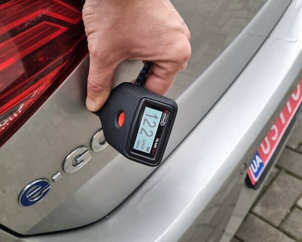 Серый Фольксваген e-Golf, объемом двигателя 0 л и пробегом 95 тыс. км за 12450 $, фото 87 на Automoto.ua