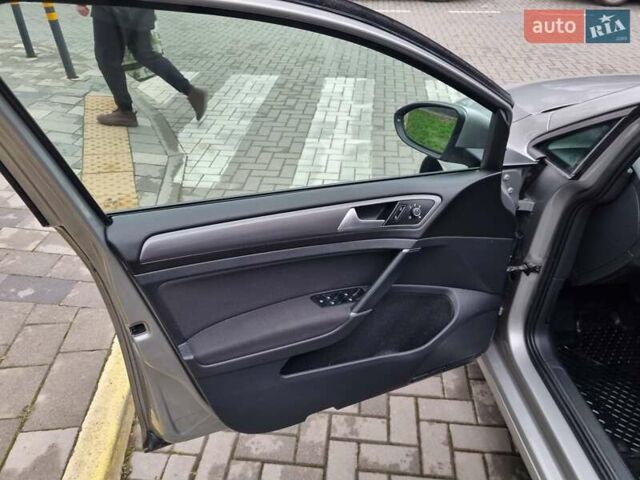 Серый Фольксваген e-Golf, объемом двигателя 0 л и пробегом 95 тыс. км за 12450 $, фото 43 на Automoto.ua