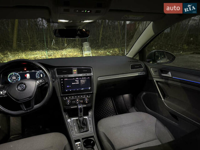 Серый Фольксваген e-Golf, объемом двигателя 0 л и пробегом 94 тыс. км за 12200 $, фото 16 на Automoto.ua