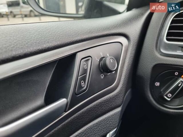 Серый Фольксваген e-Golf, объемом двигателя 0 л и пробегом 95 тыс. км за 12450 $, фото 62 на Automoto.ua