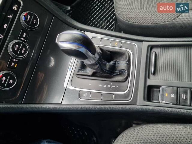 Серый Фольксваген e-Golf, объемом двигателя 0 л и пробегом 95 тыс. км за 12450 $, фото 58 на Automoto.ua