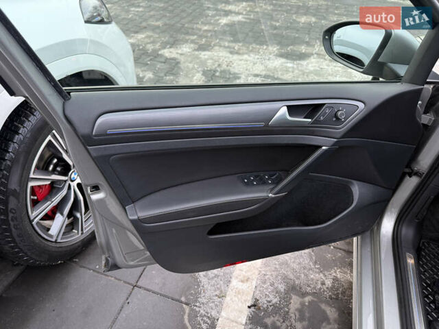 Серый Фольксваген e-Golf, объемом двигателя 0 л и пробегом 129 тыс. км за 12300 $, фото 46 на Automoto.ua