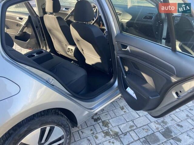 Серый Фольксваген e-Golf, объемом двигателя 0 л и пробегом 80 тыс. км за 16400 $, фото 11 на Automoto.ua