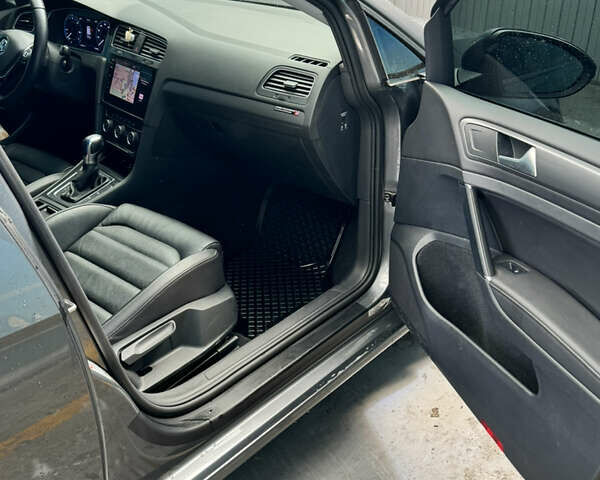 Серый Фольксваген e-Golf, объемом двигателя 0 л и пробегом 91 тыс. км за 16000 $, фото 11 на Automoto.ua