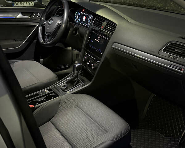 Серый Фольксваген e-Golf, объемом двигателя 0 л и пробегом 94 тыс. км за 12200 $, фото 18 на Automoto.ua