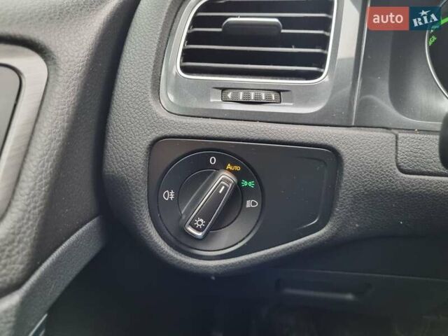 Серый Фольксваген e-Golf, объемом двигателя 0 л и пробегом 95 тыс. км за 12450 $, фото 61 на Automoto.ua