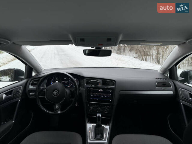 Серый Фольксваген e-Golf, объемом двигателя 0 л и пробегом 159 тыс. км за 12300 $, фото 30 на Automoto.ua