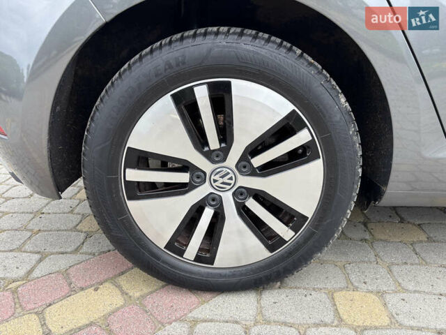 Серый Фольксваген e-Golf, объемом двигателя 0 л и пробегом 75 тыс. км за 12650 $, фото 18 на Automoto.ua