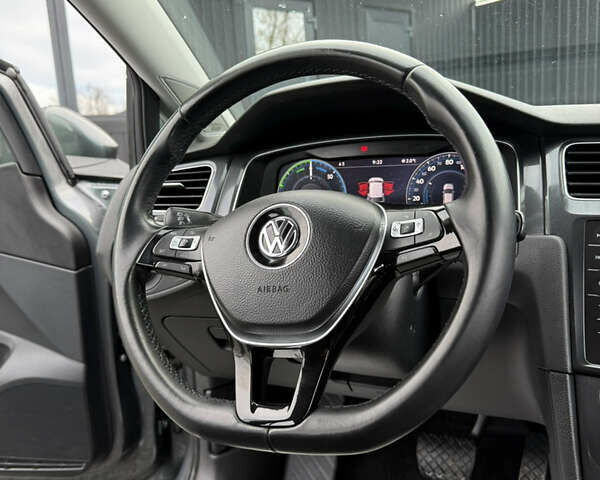 Серый Фольксваген e-Golf, объемом двигателя 0 л и пробегом 100 тыс. км за 13900 $, фото 34 на Automoto.ua