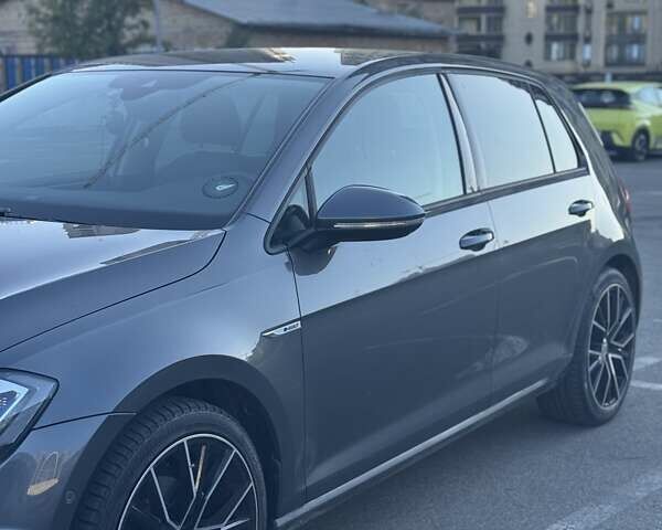 Серый Фольксваген e-Golf, объемом двигателя 0 л и пробегом 92 тыс. км за 19100 $, фото 1 на Automoto.ua