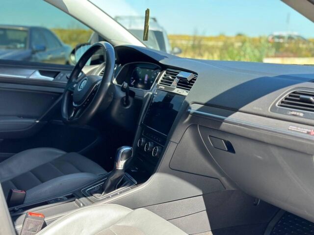 Серый Фольксваген e-Golf, объемом двигателя 0 л и пробегом 89 тыс. км за 13990 $, фото 25 на Automoto.ua