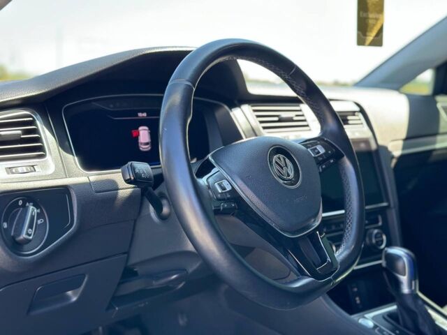 Серый Фольксваген e-Golf, объемом двигателя 0 л и пробегом 89 тыс. км за 13990 $, фото 19 на Automoto.ua