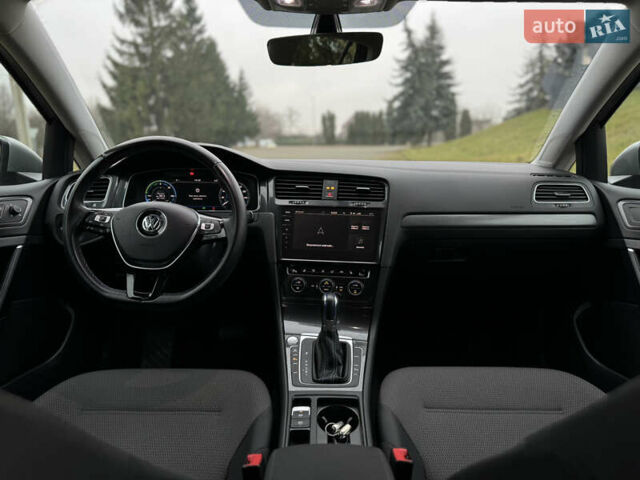 Серый Фольксваген e-Golf, объемом двигателя 0 л и пробегом 61 тыс. км за 14500 $, фото 16 на Automoto.ua
