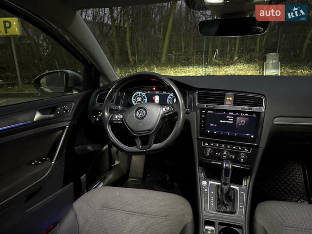 Серый Фольксваген e-Golf, объемом двигателя 0 л и пробегом 94 тыс. км за 12200 $, фото 15 на Automoto.ua