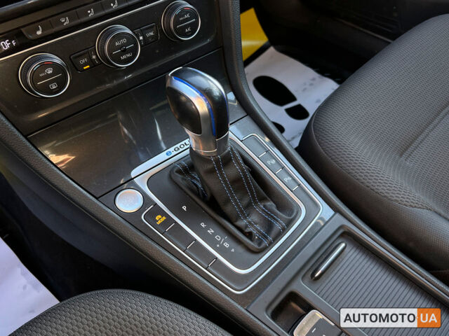 Серый Фольксваген e-Golf, объемом двигателя 36 л и пробегом 126 тыс. км за 15700 $, фото 18 на Automoto.ua