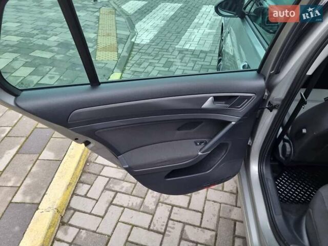 Серый Фольксваген e-Golf, объемом двигателя 0 л и пробегом 95 тыс. км за 12450 $, фото 46 на Automoto.ua