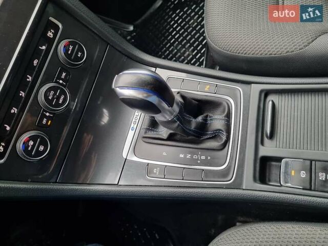 Серый Фольксваген e-Golf, объемом двигателя 0 л и пробегом 95 тыс. км за 12450 $, фото 59 на Automoto.ua